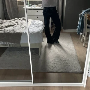 Svarta kostymbyxor  - Lite nopprig i kanten men annars bra skick☺️