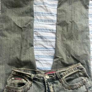 Unika bootcut jeans  - Unika och skitsnygga bootcut jeans från Max&Lily med snyggt broderi och små pärlor längs fickor och bensidor. Bra skick förutom slitningarna längst ned (se sista bilden)