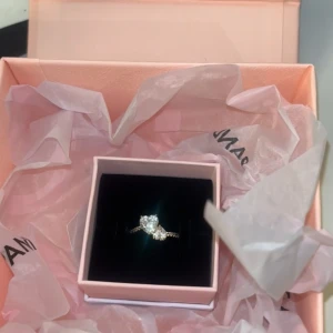 Pandora ring - Säljer nu min fina knappt använda ”promise ring” Säljer den då den ej kommer till användning. Använd fåtal gånger, finns inga tecken på användning Medföljer kartong och garanti kvitto Storlek 50 Kan skicka bild på kvittot så ni ser att den är äkta 