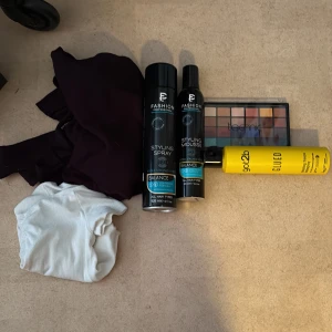 Stort sminkpaket med borstar & paletter - Säljer ett komplett sminkkit med flera ögonskuggspaletter i nude och färgstarka toner från Technic och Max Factor, rouge i rosa och persika, highlighter, primer, läppglans, samt flera sminkborstar i olika storlekar och former. Perfekt för dig som vill testa nya looks!