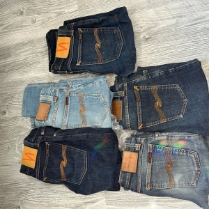 5x Nudie Jeans i olika blå nyanser - Säljer flera par Nudie Jeans i olika blå tvättar, från ljusblå till mörkblå. Klassisk femficksmodell med Nudies ikoniska broderi på bakfickorna och läderpatch i midjan. Perfekta jeans för dig som gillar snygg och tidlös denimstil. Skriv till mig för storlekar. Priset går att förhandla 