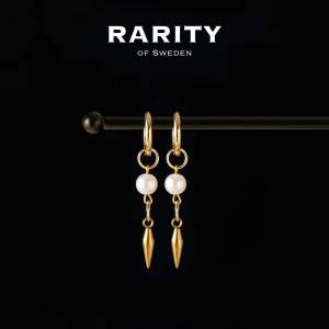 Rory Earring - Gold: Guldörhängen med pärlor och nitar - Snygga örhängen i guld från Rarity of Sweden med rund vit pärla och spetsig hängande detalj. Perfekt för dig som vill ha en cool och elegant look med lite edge. Kombinera med dina favoritaccessoarer för en personlig stil.