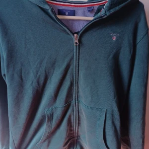 Gant zip hoodie  - Tja säljer denna tvär snygga gamnt zip hoodien i 8/10 skick och storleken är 158 typ den är riktigt snygg och passar bra nu när sommaren börjar bli lite kallare. Hör av er via funderingar.