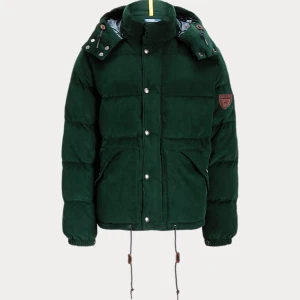 Grön manchester pufferjacka Polo Ralph Lauren - Mörkgrön pufferjacka i mjuk manchester från Polo Ralph Lauren. Jackan har huva, dragkedja och knappar framtill, samt snörning i nederkant. Märkespatch på ärmen och stora fickor framtill. Är small men sitter stort. Skriv för fler bilder.