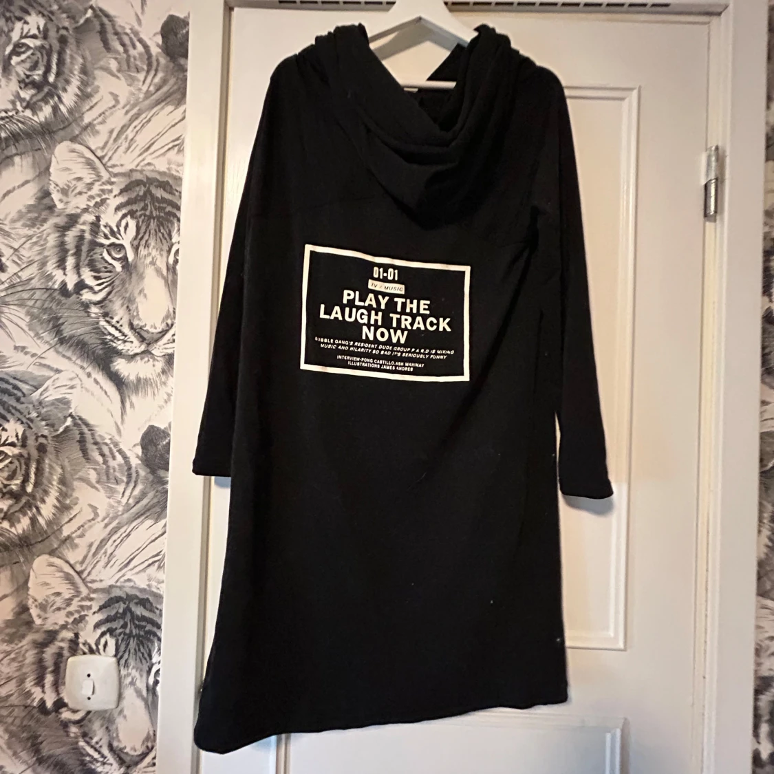 Svart lång Cape/tröja/cardigan med stor huva och tryck