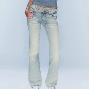 Weekday jeans - Ljusblå lågmidjade bootcut jeans från Weekday💘Sparsamt använda så de är i bra skick! Pris kan såklart diskuteras