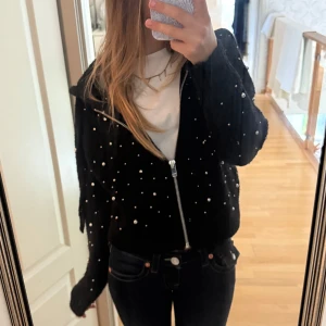 Pärl kofta - Snygg stickad kofta med pärlor på, mörkblå