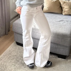 Dinvintageshop vita jeans - HELT NYA MED LAPP, intressekoll på dessa fina jeans från din vintage shop i storlek xs. Säljer då de är för små och jag inte hann lämna tillbaka, men som sagt så är det en intressekoll! BYTE MOT LIKADANA I STORLEK S är intressant 