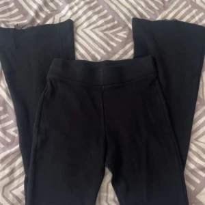 Svarta flared leggings - Svarta flared leggings i storlek S men passar XXS och XS. Byxorna är mid-waisted och de är köpta i Turkiet. Finns skador på byxorna (sista bilden). Säljer då de inte kommer till användning 