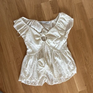 Vit blus med volang och knyt - Superfin vit blus med volangärmar och knyt framtill. Knappt använd, från lager 157💞