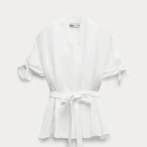 SÖKER - söker denna vita blus från zara i strl xs, s, eller m!! Kontakta mig om du har denna blus och kan tänka dig sälja. Vi kan diskutera fram ett pris!