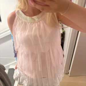 Rosa volang topp med glitter  - Söt rosa volang topp🌸💓 perfekt till fest eller om man vill klä upp sig!