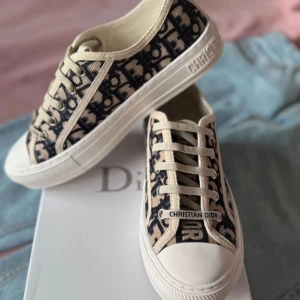 Christian Dior sneakers  - Snygga Christian Dior sneakers i beige och marinblått med Dior Oblique-mönster. Helt nya, låda medföljer