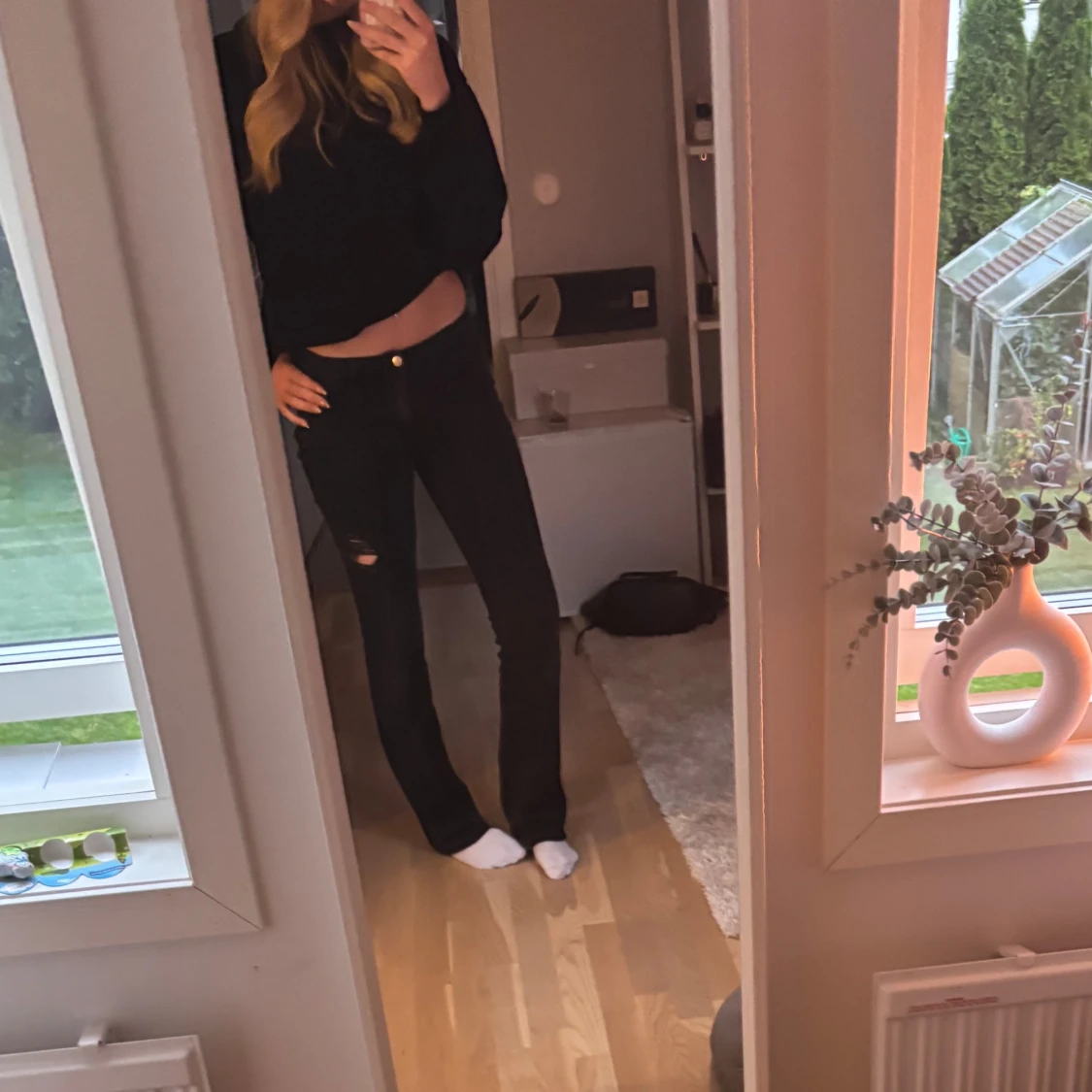 Svarta lågmidjade bootcut jeans med slitning