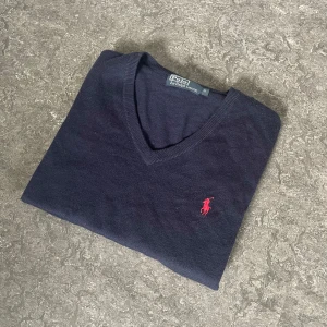 Mörkblå v-ringad tröja Polo Ralph Lauren - Säljer en mörkblå tröja från Ralph Lauren. Hör av dig vid frågor, priset kan diskuteras.  🧵 Skick: Mycket bra, 9/10 📏 Storlek: S, 160-170 🎨 Färg: Mörkblå 🏷️ Märke: Ralph Lauren