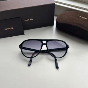 Tom Ford Jeffrey Solglasögon - Mycket fint skick, inga tecken på användning. Köptes helt nya och alla tillbehör medföljer. Nypris ca 3000kr. One size så ska passa de flesta. Dm för mer info🤝