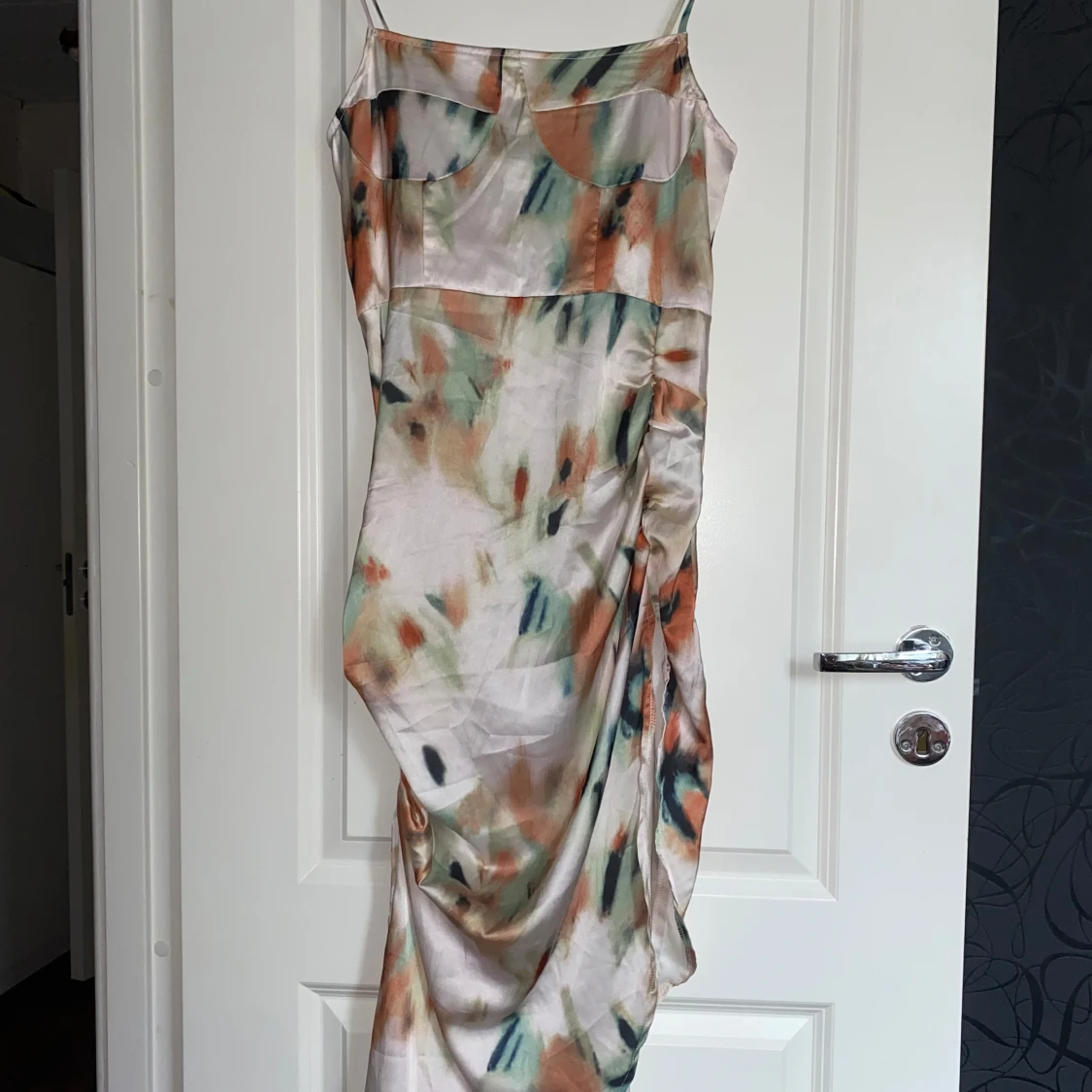 Mönstrad satin klänning med slits - 1