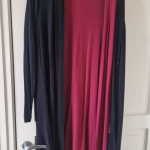 2 st svart och Vinröd lång från bpc - Säljer en vinröd från bpc med svarta långärmade detaljer. 