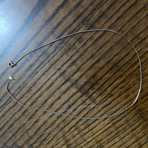 Tunt silverfärgat halsband - Minimalistiskt och tunt halsband i silverfärg med enkel kedja och klassisk låsning. Perfekt för dig som gillar diskreta smycken och vill ha något som passar till allt. Kedjan är smal och stilren utan hängsmycke.