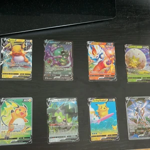 Pokémon V-kort samling  - En färgstark samling av Pokémon V-kort med populära figurer som Pikachu, Charizard, Raichu och fler. Perfekt för dig som vill boosta din samling eller spela med vänner. Korten är i fint skick och redo för nya äventyr! 