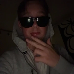 Raybans liknand solglasögon Foster Grant - Snygga solglasögon från foster Grant i mycket skick till ett bra pris                                                (bara använda enstaka gånger)