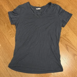 Cubus t-shirt - Har inte änvänts en enda gång! En jättefin ljus-mörk blå t-shirt i storlek XS. Köptes för 200 sänker till 150!!