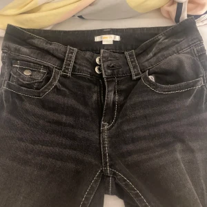 Svarta jeans från Gina Tricot - Säljer ett par svarta bootcut jeans från Gina.