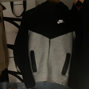 Nike tech - Säljer denna nike tech tröja för den är för liten och inte i min stil längre. Annars väldigt bra skick och har inte använt den mycket alls