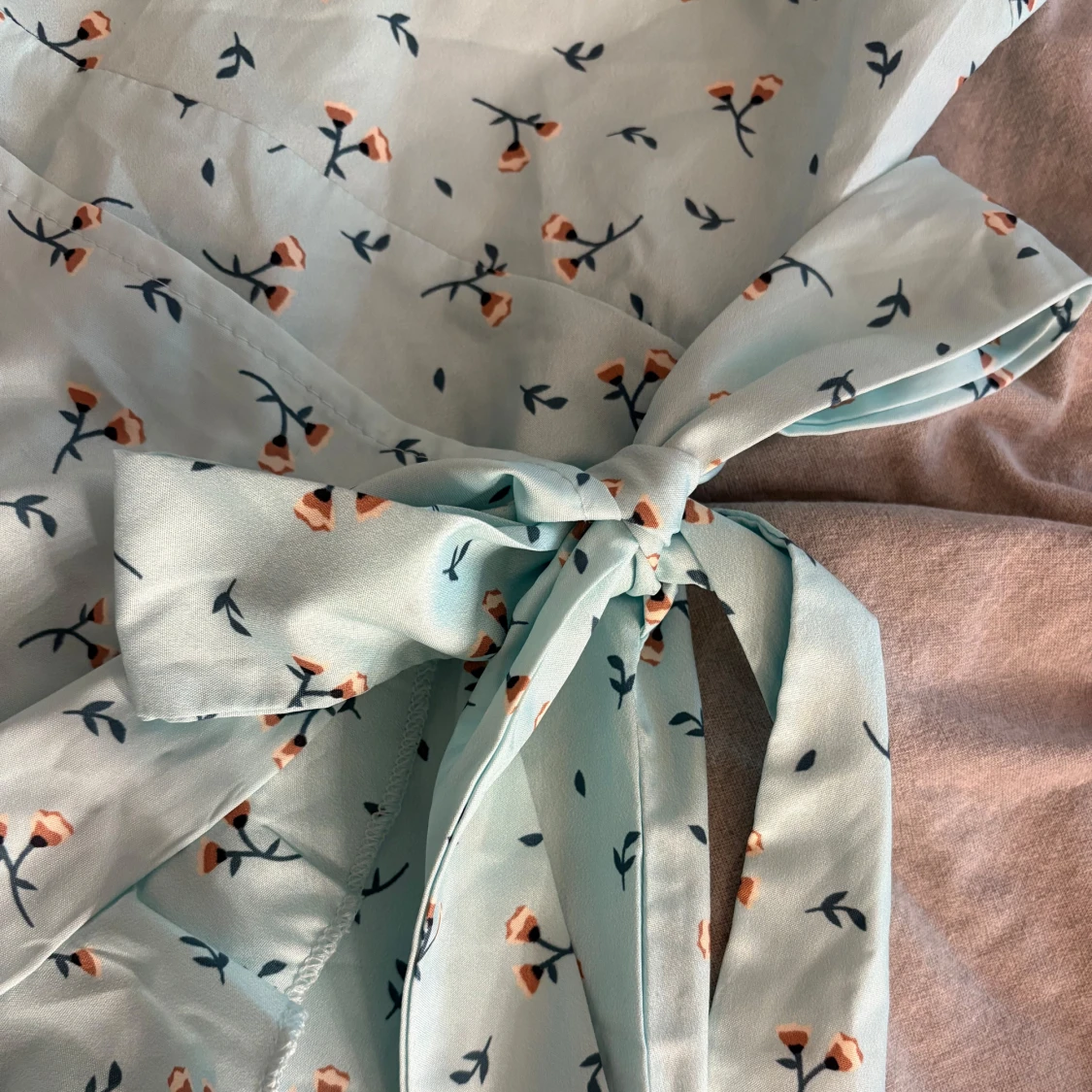 Ljusblå blommig omlottklänning - 2