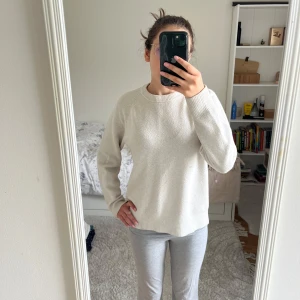Snygg vit stickad tröja - Jättefin vit stickad tröja från uniqlo🤍 bra material och verkar inte bli så nopprig, är dock lite nopprig på ärmarna (se sista bilden), basic plagg för en mer avslappnad look och perfekt nu inför mysiga höst dagar💗