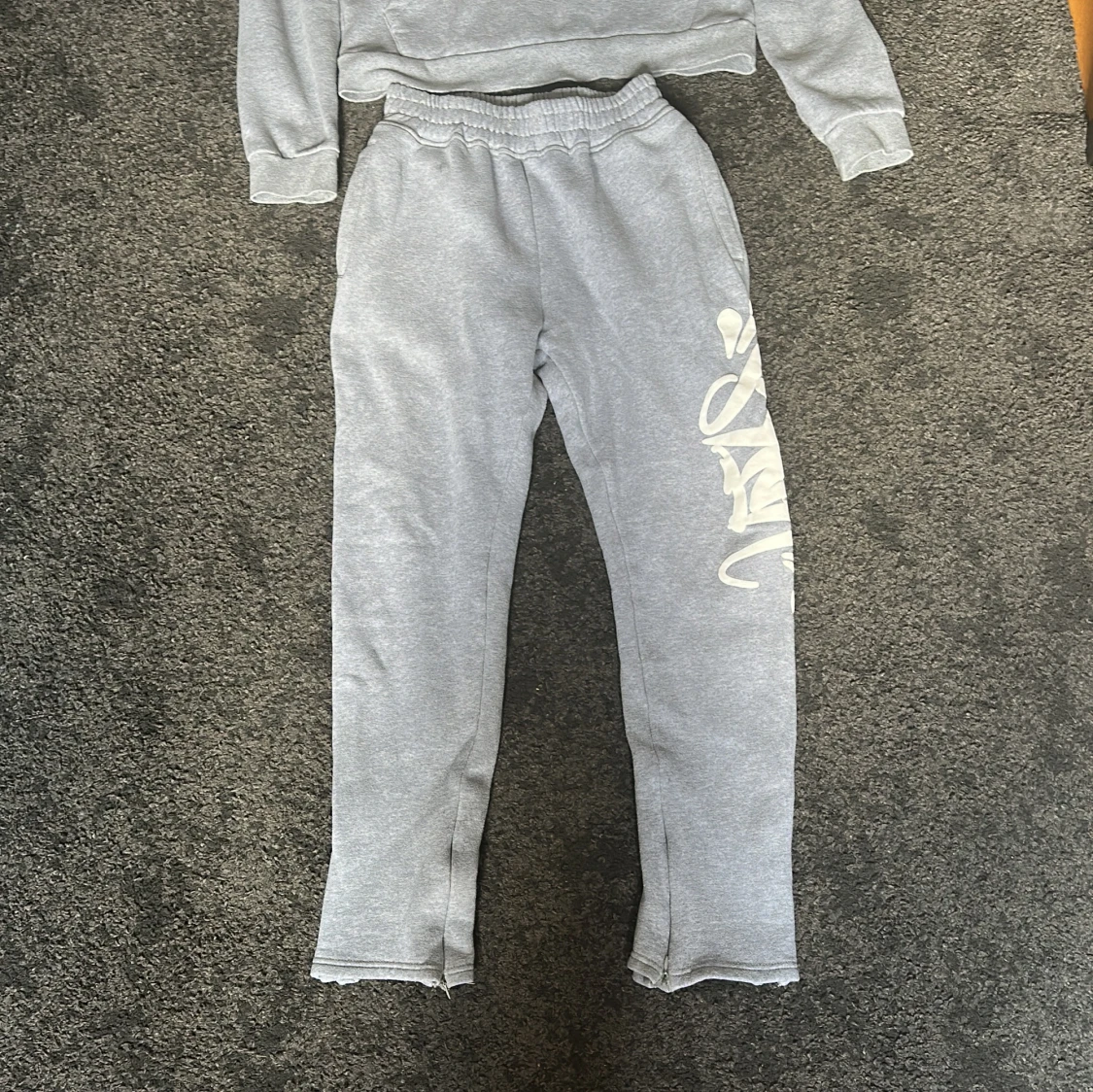 Grå tracksuit ifrån Syna world - 1