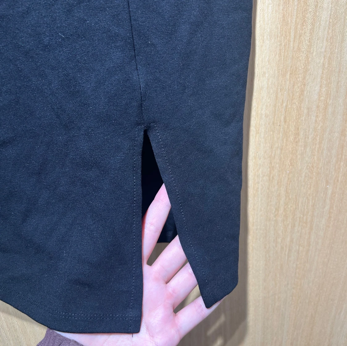 Svart pennkjol med slits - 1