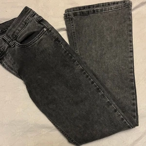 Svarta bootcut jeans med hög midja - Snygga svarta jeans med bootcut passform och hög midja. Jeansen har klassisk femficksdesign och är tillverkade i ett mjukt denimtyg. Perfekta för dig som vill ha en tidlös look med lite extra edge. priset kan förhandlas🫶🏻