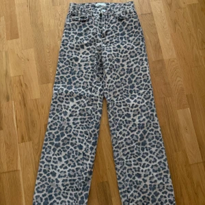 Leopard jeans gina tricot - Söta midwaist vida jeans från gina. Lagom långa på mig som är 175 cm.