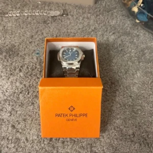  blå-silver klocka - Snygg blå silver klocka hög kvalitet box och kudde ingår.