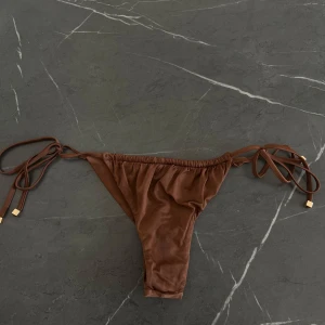 Brun bikiniunderdel från Calzedonia - Bruna Brazilian underdelen från Calzedonia. Inköpta för någon månad sen så fint men använt skick! Nypris 349:-🤎