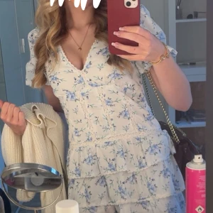 Blommig klänning - Fin klänning med blom mönster! Klänningen är i fint skick och använd 1 gång ❣️skriv för fler bilder!
