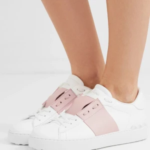 Valentino Rockstud sneakers vit/rosa - Snygga Valentino sneakers i vit o rosa💕köpte dom på en aktion i Stockholm o har haft dom i 1 år! Dom är i storlek 38 o är ganska true to size. Dustbag o ekstra skosnören följer med!