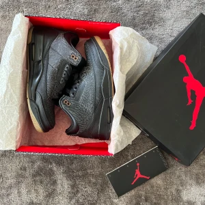 Nike Air Jordan 3 flip - Säljer ett par Nike Air Jordan 3 sneakers i svart och grått med ikoniskt elephant print-mönster. Skorna har svarta skosnören, detaljer i brons och en beige yttersula. Ovandelen är i skinn och mocka med klassisk Jumpman-logga på plösen och hälen.