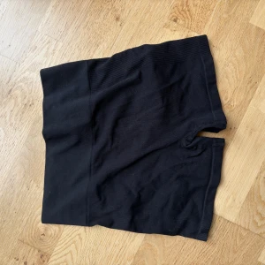 Svarta seamless tränings shorts med scrunch  - Svarta, tighta seamless träningsshorta med hög midja. Mjukt och stretchigt material som sitter skönt mot kroppen. Perfekta för träning eller när du vill ha en sportig look. 