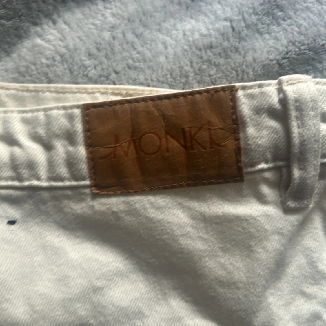 Vit jeanskjol med volanger från Monki - 2