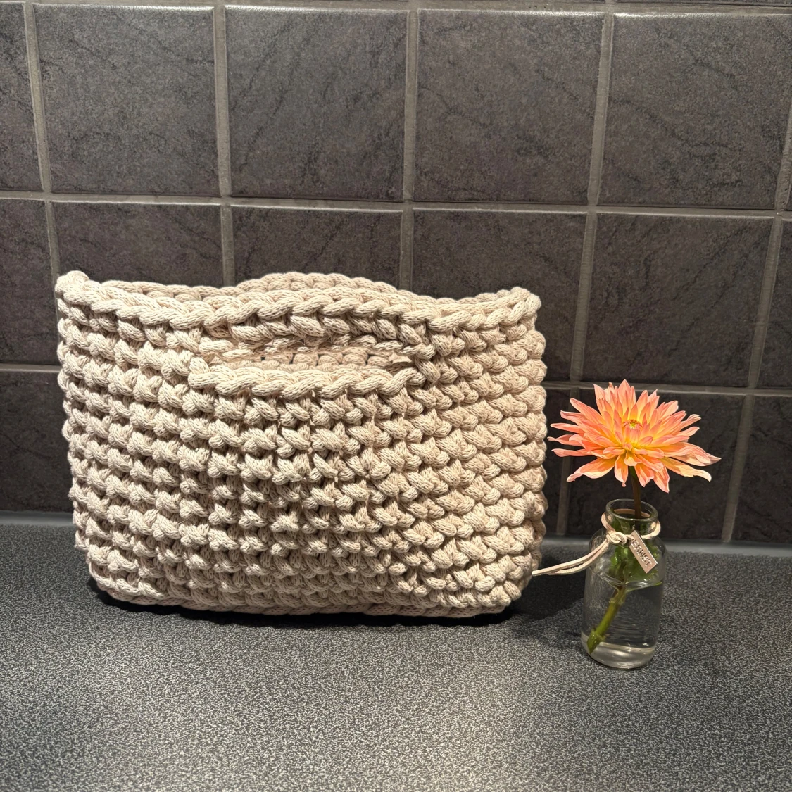 Beige stickad handväska