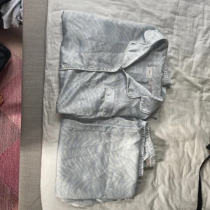Silkes pyjamas set - Settergren använd fåtal gånger och har inga skador, båda delarna är i storlek 158/164