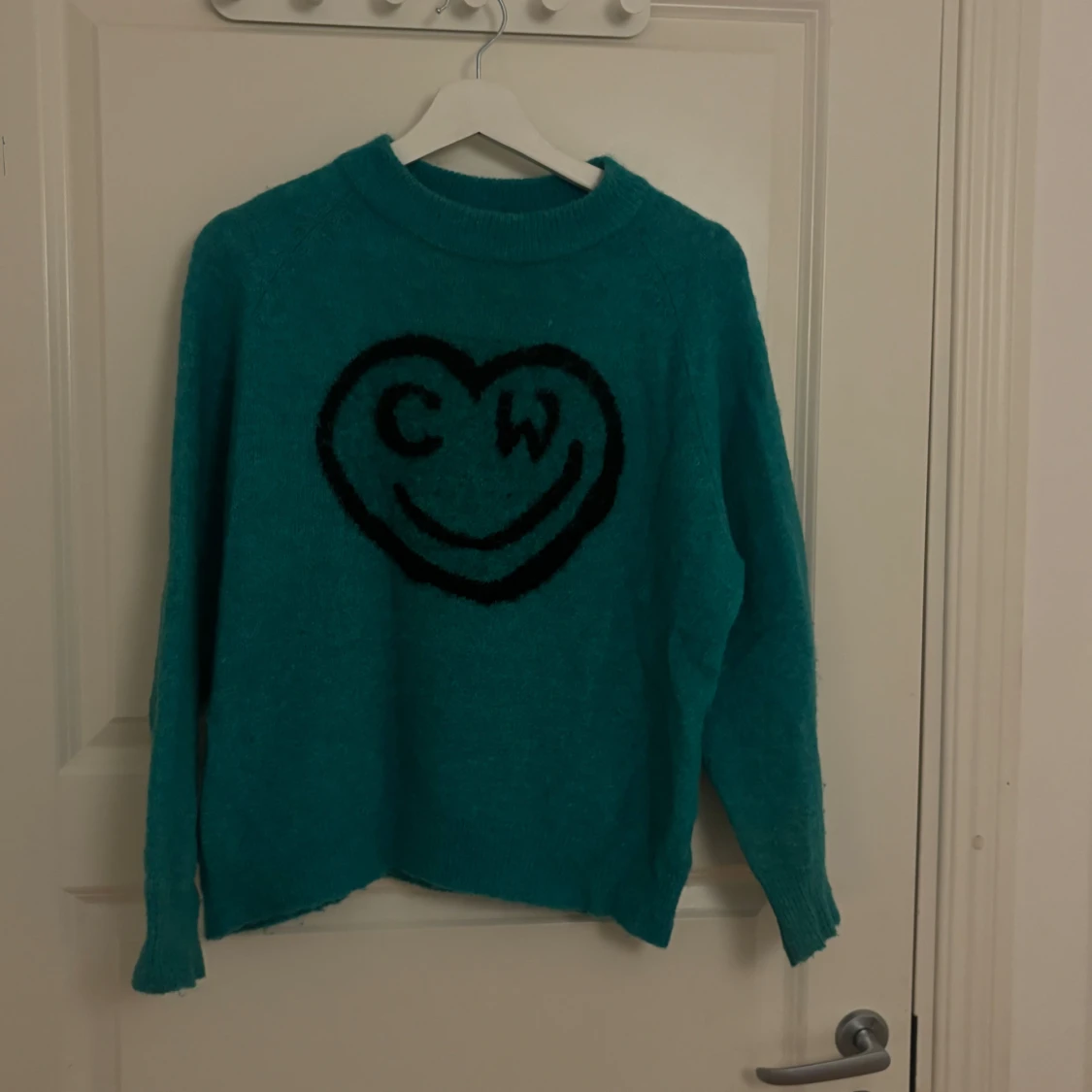 Turkos stickad tröja med hjärta