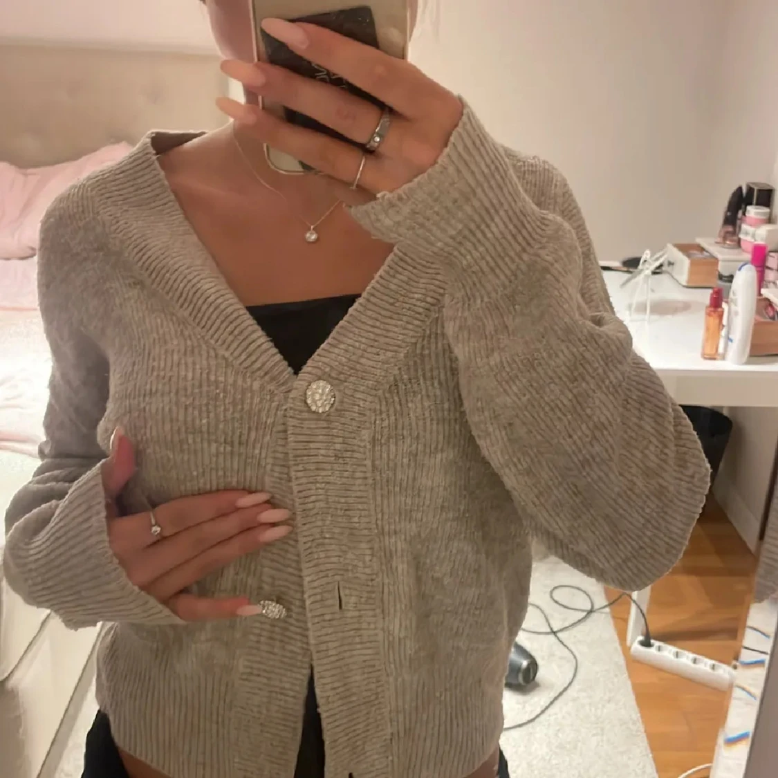 Beige ribbad kofta med glittriga knappar