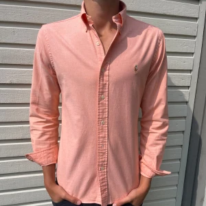 Ralph lauren skjorta - Tja! Säljer nu en riktigt snygg raffe skjorta som är min favoritfärg! Nypris ligger runt 1600 men säljs nu för 425kr. Skick 8/10 svin bra men har en liten liten fläck som verkligen inte syns vid användning se bild! Hör gärna av er vid frågor!
