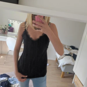 Svart siden topp med spets - Skriv om du undrar något
