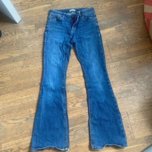 Blå bootcut jeans från Lindex - Snygga blå jeans från Lindex i klassisk bootcut-modell. Använts en del, är fortfarande i bra skick. Mycket sköna och passar till allt!