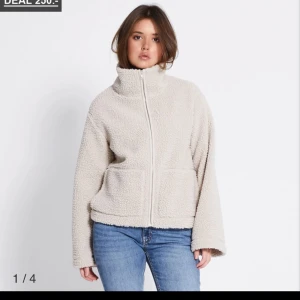 Beige teddyjacka med dragkedja - Säljer denna jackan då jag inte andvänder den! Kom privat för frågor