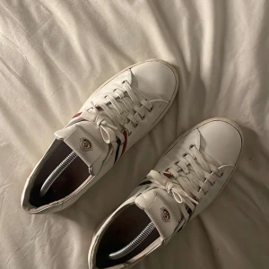 Moncler skor - Säljer nu dessa sköna Moncler skor, riktigt bra skick förutom att det är lite smuts på vänstra skon. Men har bara inte orkat tvätta bort det så ser det inte som ett jättestort problem. Endast skor medkommer. Hör gärna av er för fler frågor och funderingar.